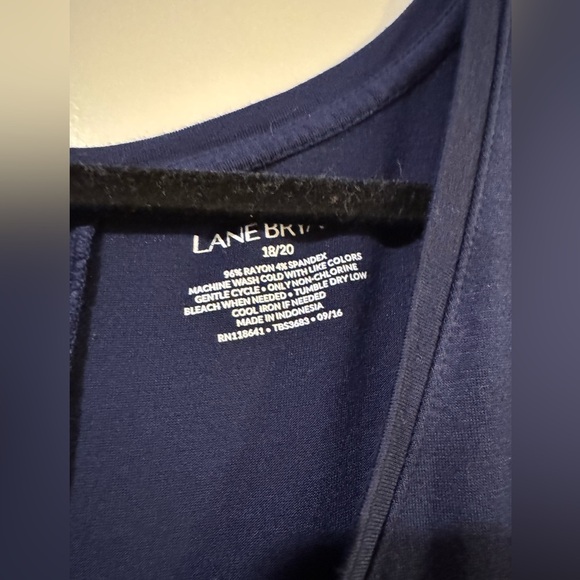 Lane Bryant Navy Blue Sleeveless v neck top size 18/20 - Picture 3 of 4